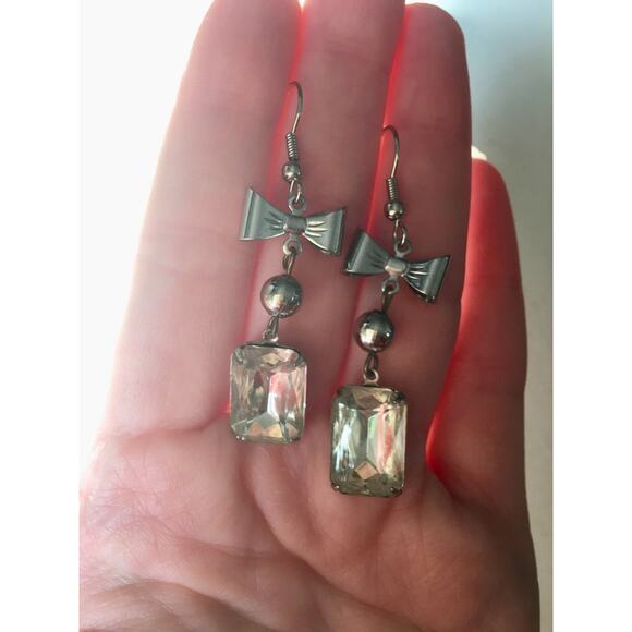 Vintage Silvertone Rhinestone Bow Earrings - Picture 3 of 11